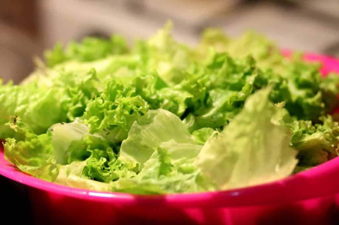 How to Wash Lettuce the Right Way: 2 Methods & FAQs